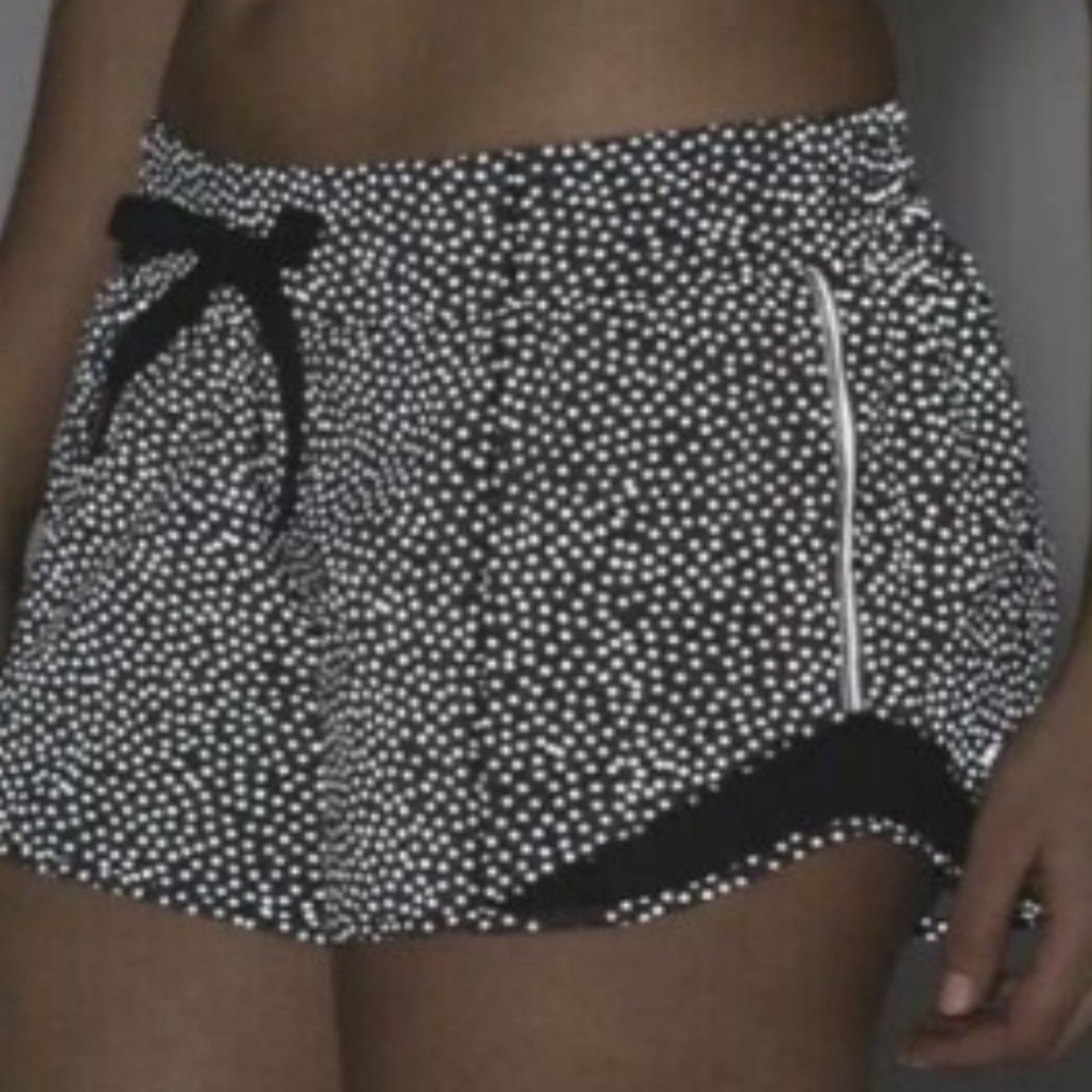 Lululemon reflective polka dot Hottie hot short - Picture 5 of 5